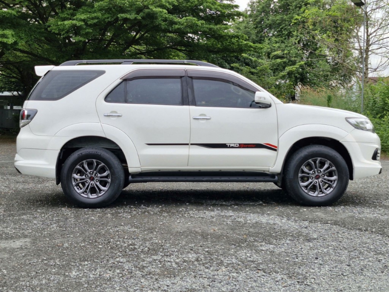 Toyota Fortuner TRD 2.7V 2016 Màu Trắng Máy Xăng Toyota Fortuner TRD 2.7V 2016 Màu Trắng Máy Xăng