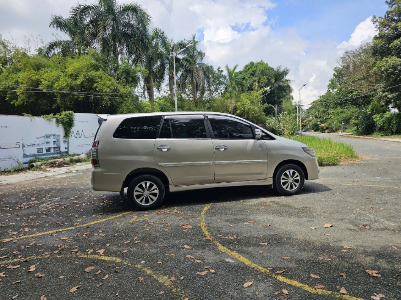 Toyota Innova MT 2015 Màu Đồng Giá Siêu Rẻ Toyota Innova MT 2015 Màu Đồng Giá Siêu Rẻ