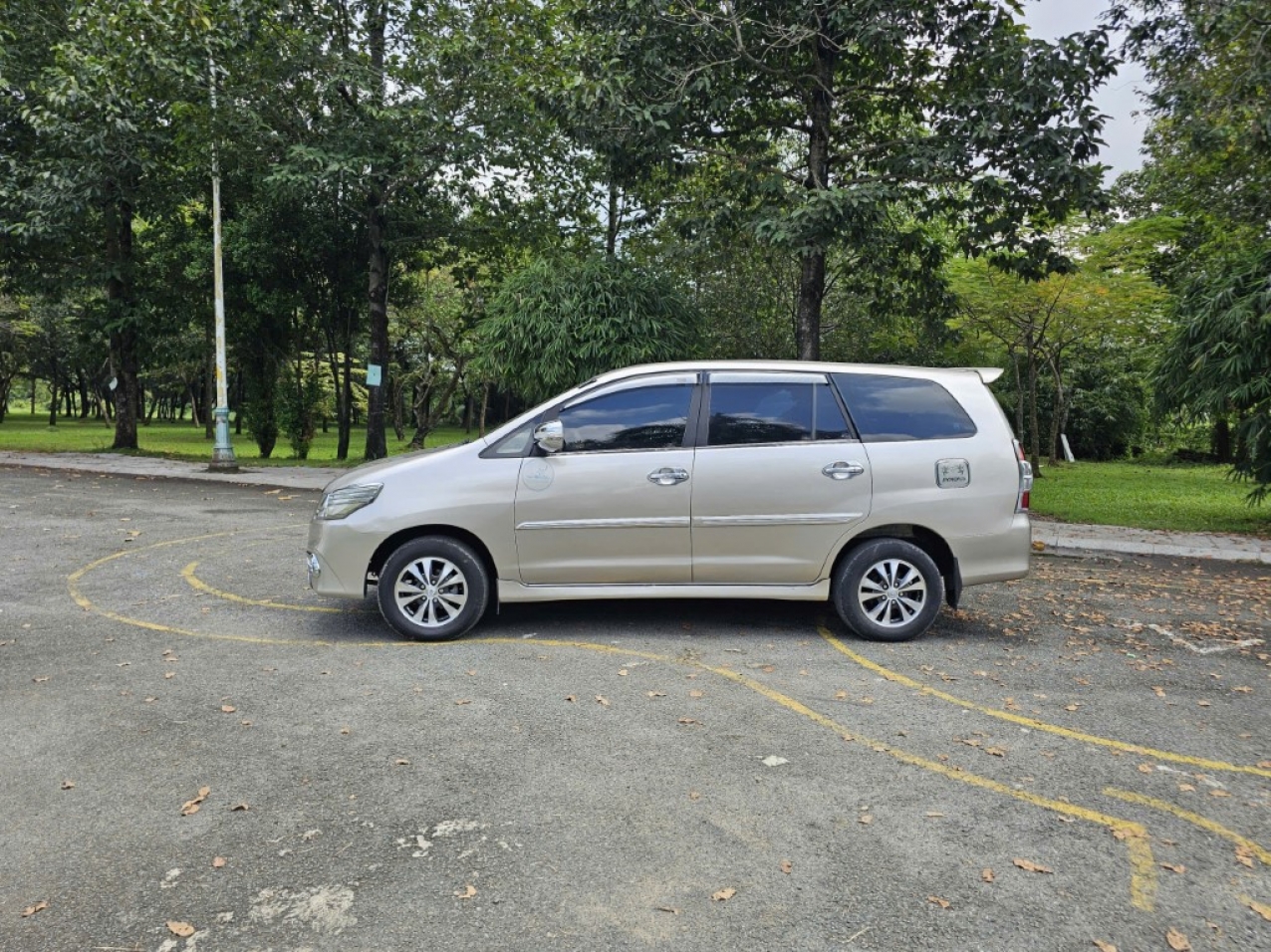 Toyota Innova MT 2015 Màu Đồng Giá Siêu Rẻ Toyota Innova MT 2015 Màu Đồng Giá Siêu Rẻ