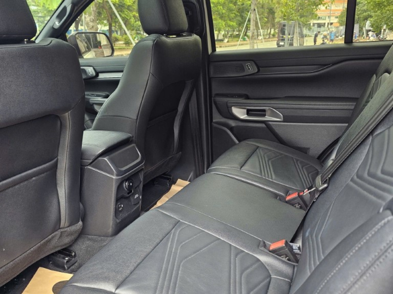 Ford Everest Titanium 4x4 2023 Màu Trắng ODO 35.000 Km Ford Everest Titanium 4x4 2023 Màu Trắng ODO 35.000 Km