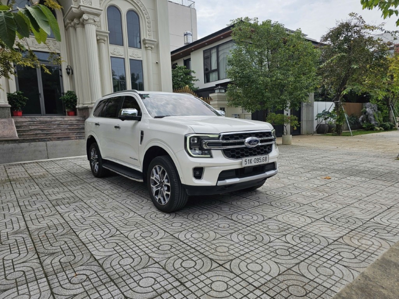 Ford Everest Titanium 4x4 2023 Màu Trắng ODO 35.000 Km Ford Everest Titanium 4x4 2023 Màu Trắng ODO 35.000 Km