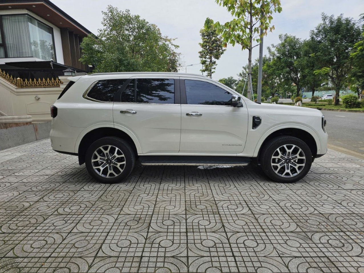 Ford Everest Titanium 4x4 2023 Màu Trắng ODO 35.000 Km Ford Everest Titanium 4x4 2023 Màu Trắng ODO 35.000 Km