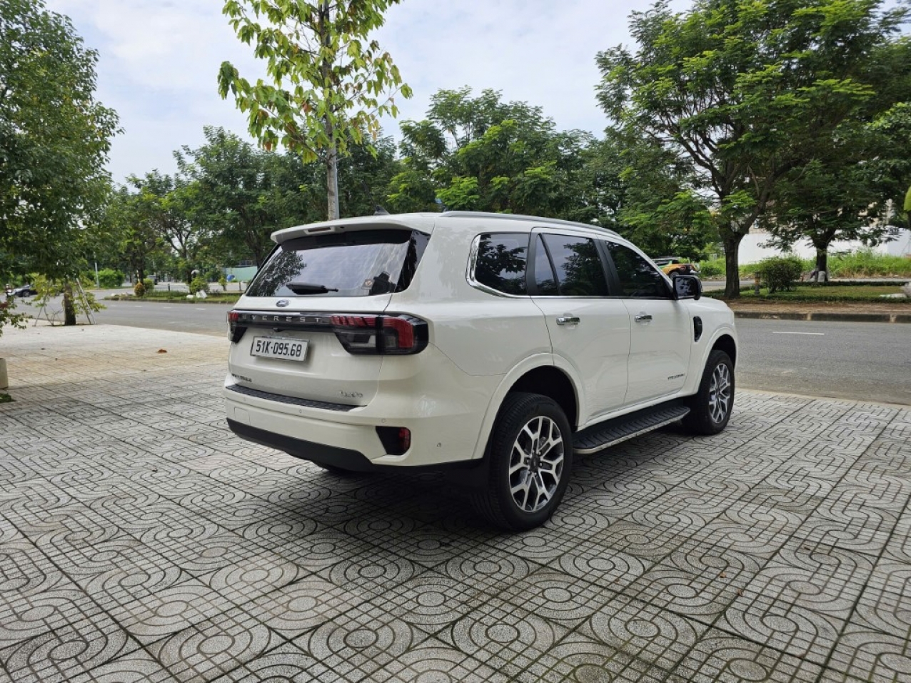 Ford Everest Titanium 4x4 2023 Màu Trắng ODO 35.000 Km Ford Everest Titanium 4x4 2023 Màu Trắng ODO 35.000 Km