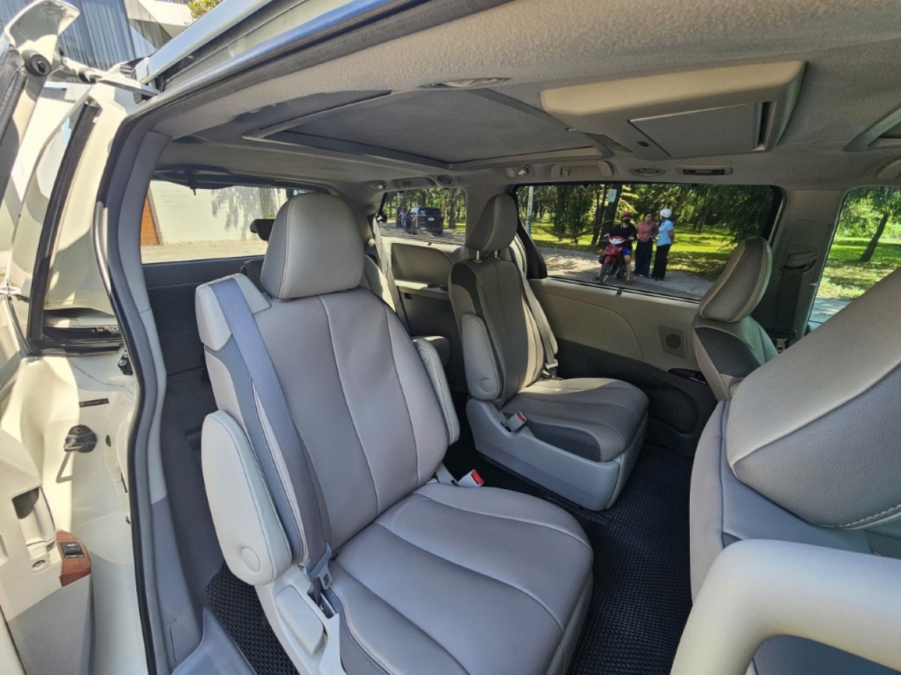 Toyota Sienna 3.5 Limited 2011 Màu Trắng | Đẹp chuẩn | Mới về Toyota Sienna 3.5 Limited 2011 Màu Trắng | Đẹp chuẩn | Mới về