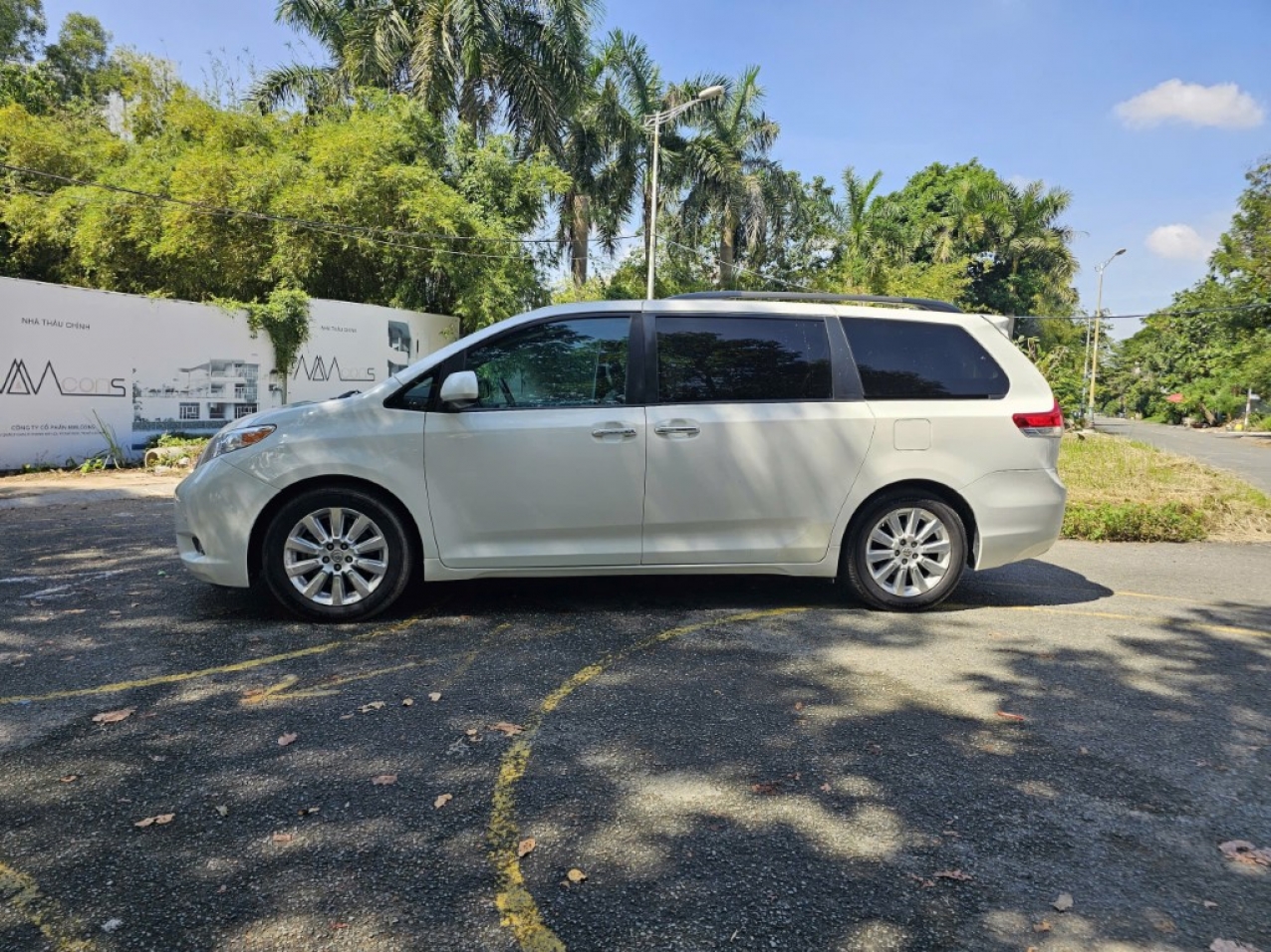 Toyota Sienna 3.5 Limited 2011 Màu Trắng | Đẹp chuẩn | Mới về Toyota Sienna 3.5 Limited 2011 Màu Trắng | Đẹp chuẩn | Mới về