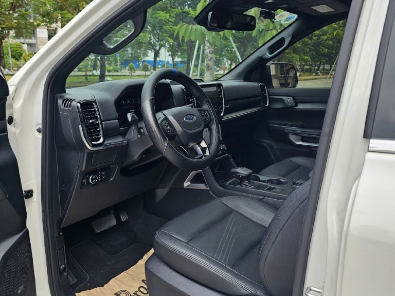 Ford Everest Titanium 4x4 2023 Màu Trắng ODO 35.000 Km Ford Everest Titanium 4x4 2023 Màu Trắng ODO 35.000 Km
