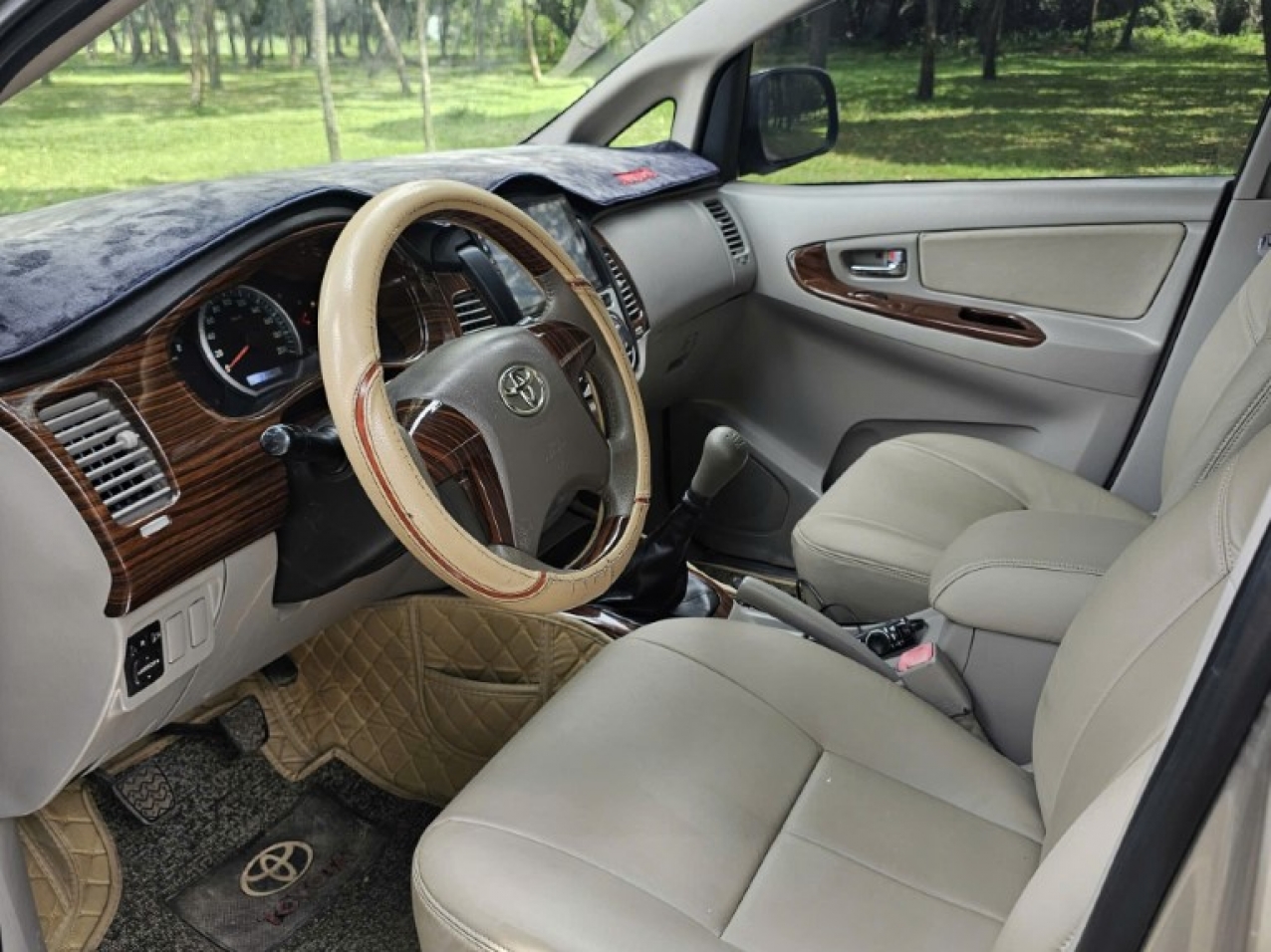 Toyota Innova MT 2015 Màu Đồng Giá Siêu Rẻ Toyota Innova MT 2015 Màu Đồng Giá Siêu Rẻ