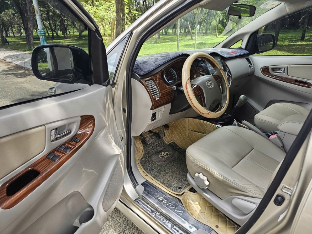 Toyota Innova MT 2015 Màu Đồng Giá Siêu Rẻ Toyota Innova MT 2015 Màu Đồng Giá Siêu Rẻ