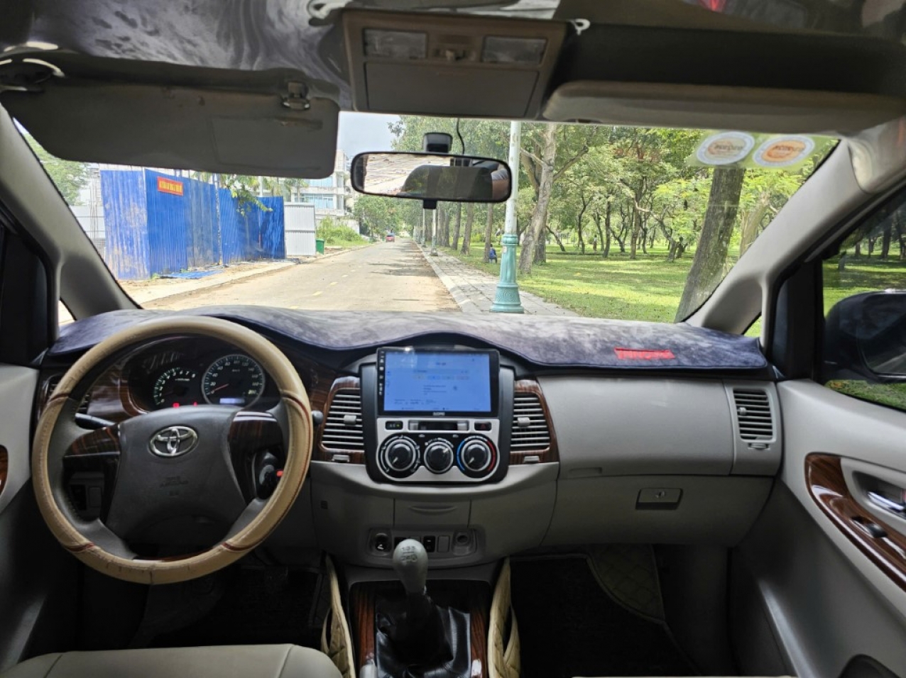 Toyota Innova MT 2015 Màu Đồng Giá Siêu Rẻ Toyota Innova MT 2015 Màu Đồng Giá Siêu Rẻ