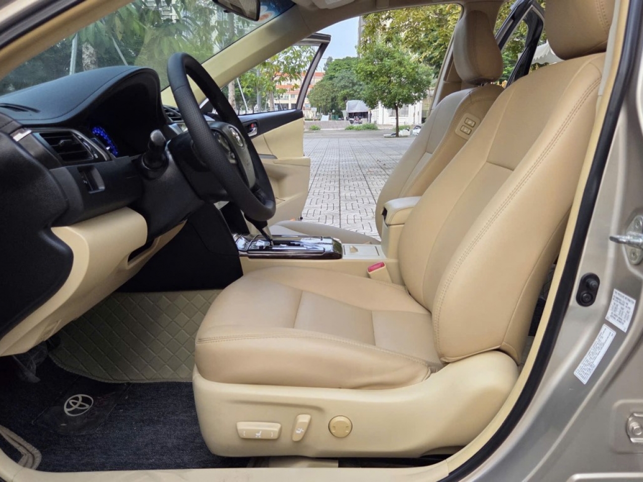 Toyota Camry 2.0E 2015 Màu vàng cát đẹp chuẩn | Mới về Toyota Camry 2.0E 2015 Màu vàng cát đẹp chuẩn | Mới về