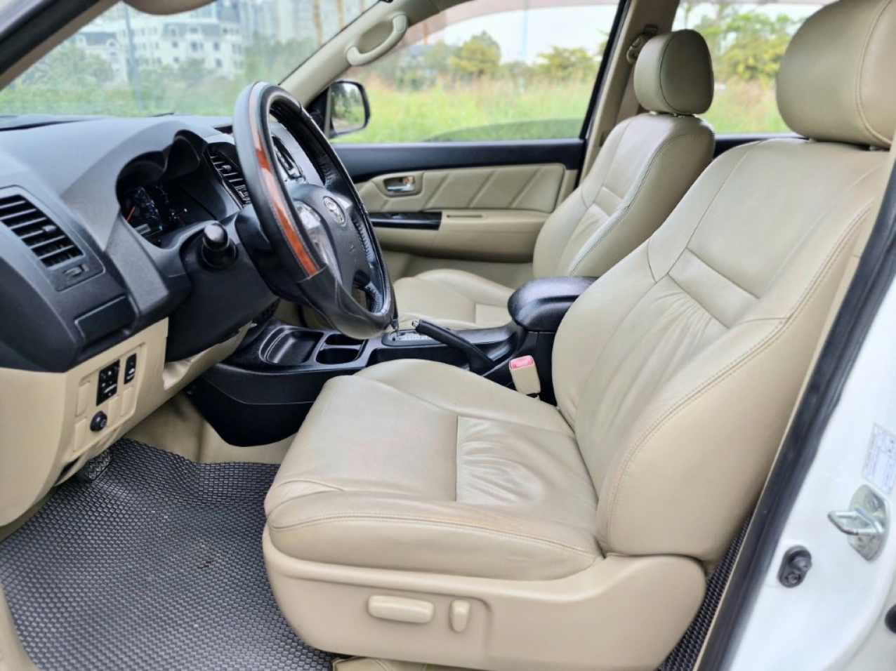 Toyota Fortuner TRD 2.7V 2016 Màu Trắng Máy Xăng Toyota Fortuner TRD 2.7V 2016 Màu Trắng Máy Xăng