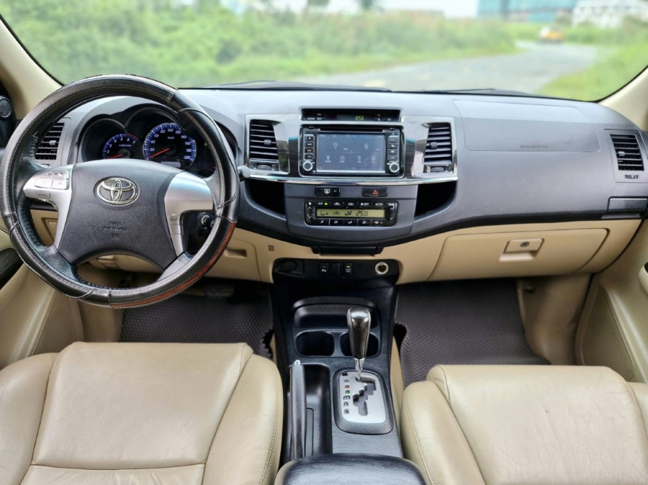 Toyota Fortuner TRD 2.7V 2016 Màu Trắng Máy Xăng Toyota Fortuner TRD 2.7V 2016 Màu Trắng Máy Xăng