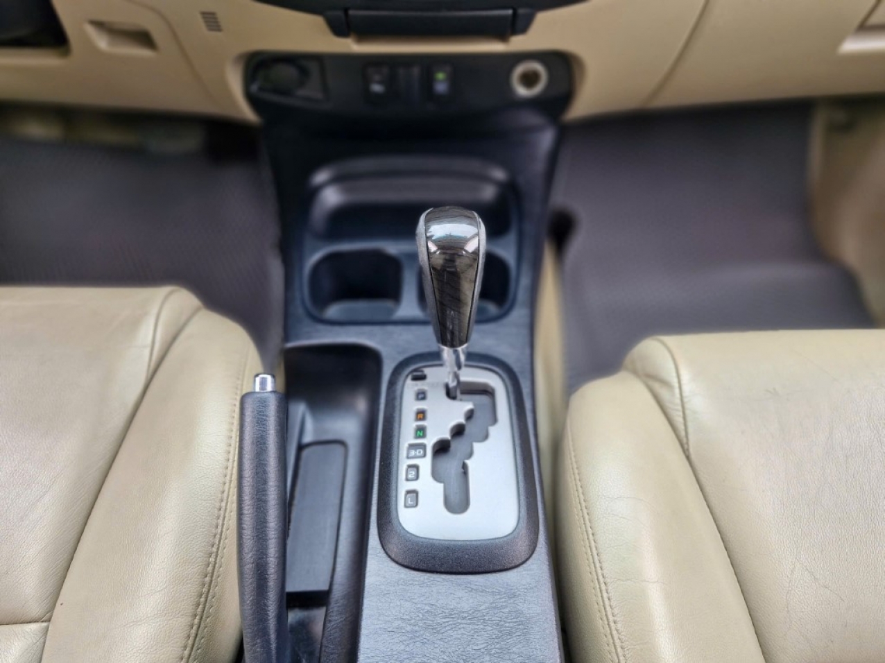 Toyota Fortuner TRD 2.7V 2016 Màu Trắng Máy Xăng Toyota Fortuner TRD 2.7V 2016 Màu Trắng Máy Xăng