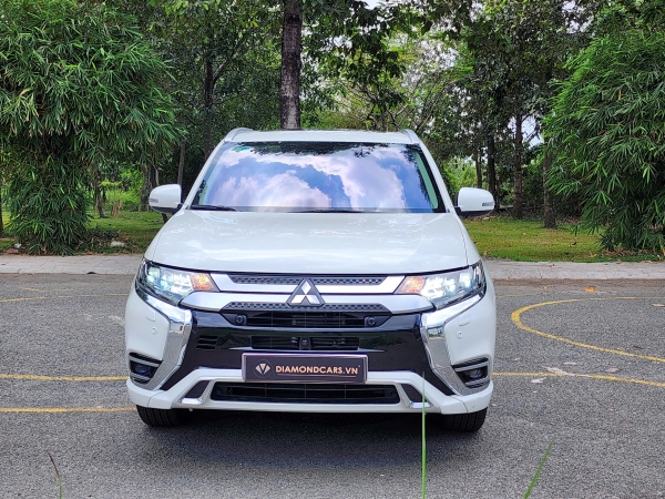 Mitsubishi Outlander 2.0 Premium 2023 màu trắng