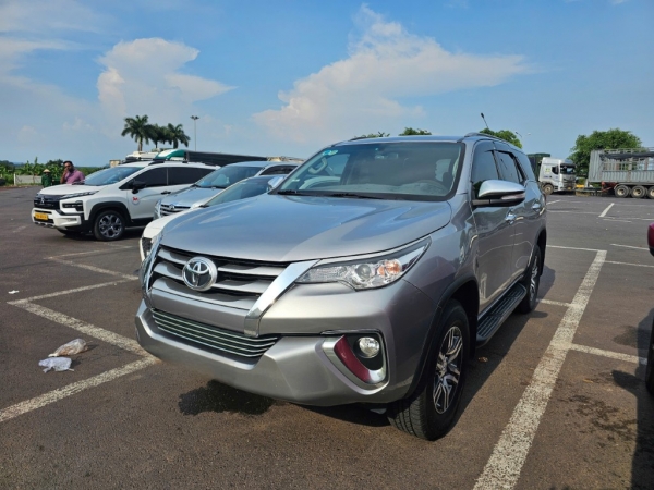 Toyota Fortuner 2.4 MT 2017 Máy dầu Màu đồng